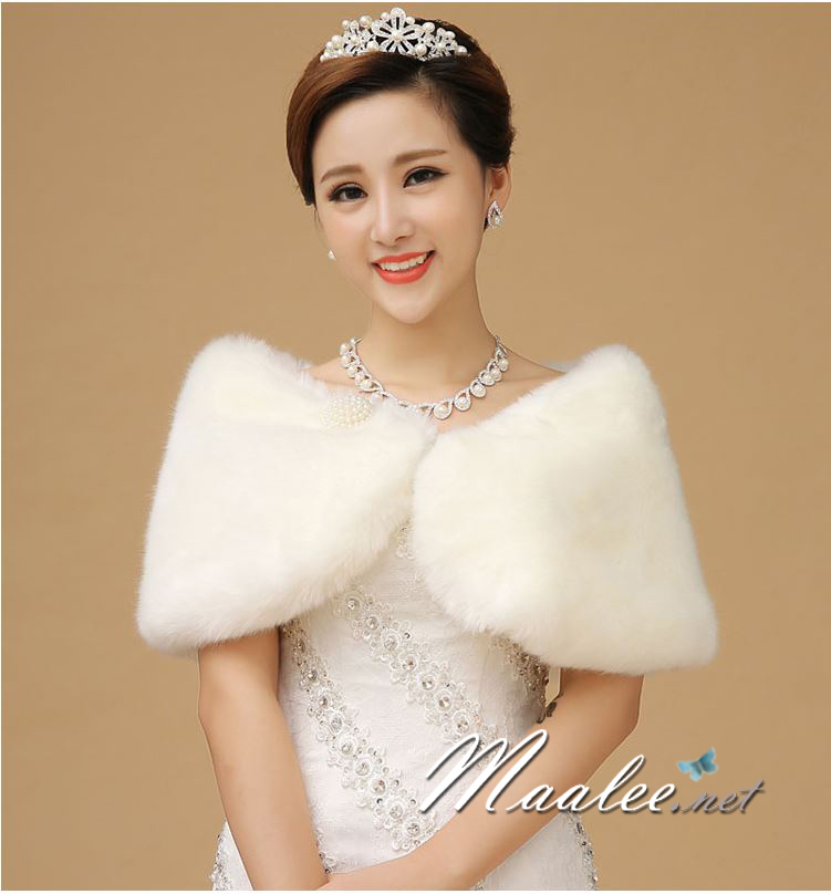 ผ้าคลุม ขนสัตว์ พร้อมเข็มกลัดหรู สีขาว