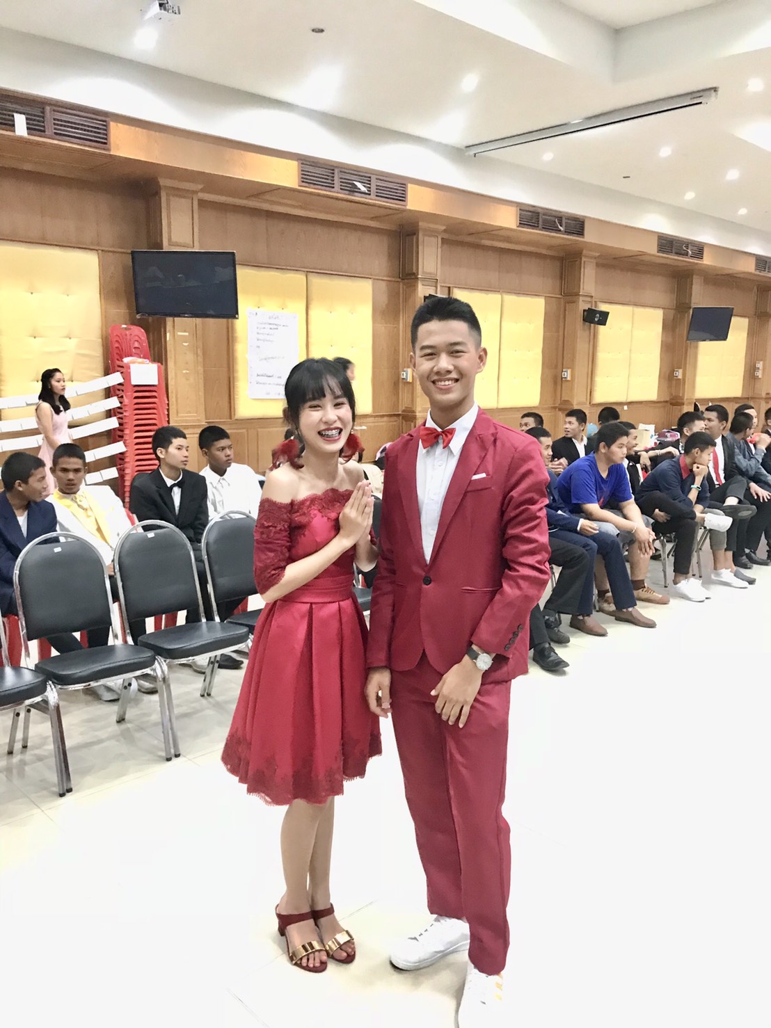 พร้อมเช่า ชุดราตรีสั้น แบบไหล่ปาด แขนยาว ผ้าซาติน แต่งลูกไม้สวยหรู สีไวน์แดง (เชือกผูกหลัง)