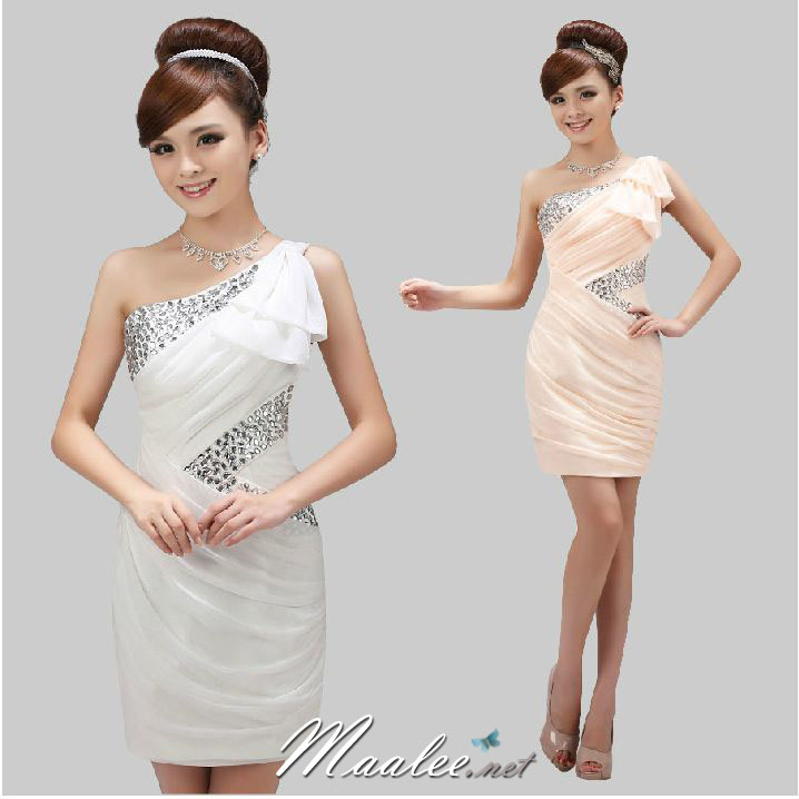 พร้อมเช่า ชุดราตรีสั้น สีขาว เข้ารูป ไหล่เดียว ปักเลื่อมตัว V แต่งระบายไหล่