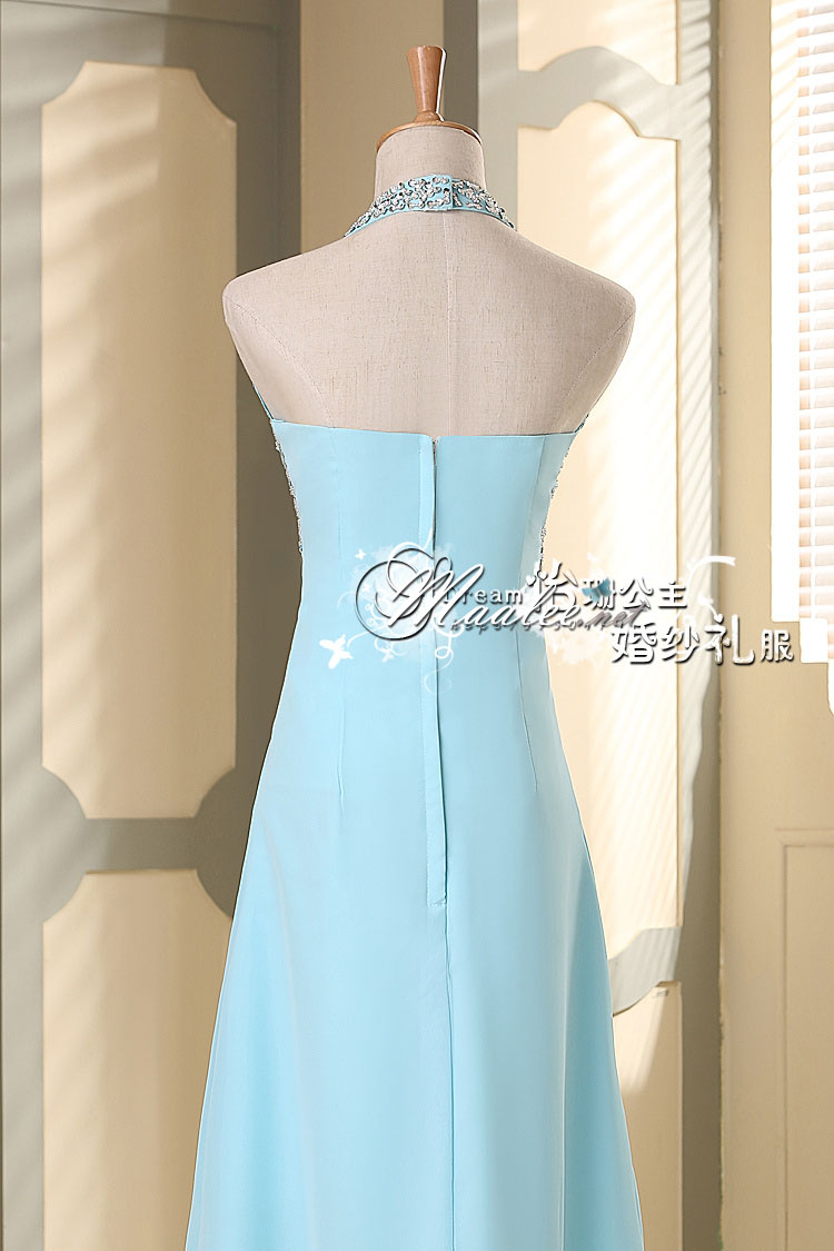 พร้อมเช่า ชุดราตรียาว สีฟ้า แบบเก๋ คล้องคอ ช่วยยกเนินอกสวย