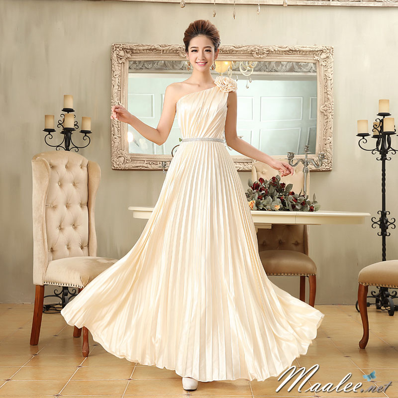 พร้อมส่ง ชุดราตรียาว ไหล่เฉียง สีครีม กระโปรงอัดพลีทพลิ้วสวย แต่งแถบคริสตัลช่วงเอว