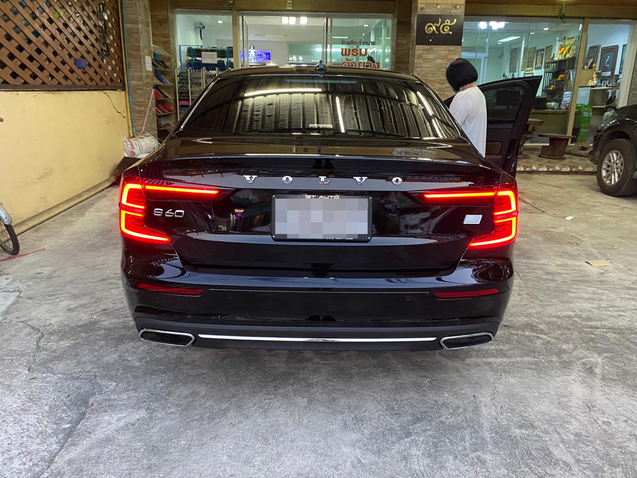 สั่งตัดพรมรถยนต์ Volvo S60 2020-2024 ปูพรม7D สีกาแฟด้ายทอง เสริมด้วย พรมดักฝุ่นสีน้ำตาล