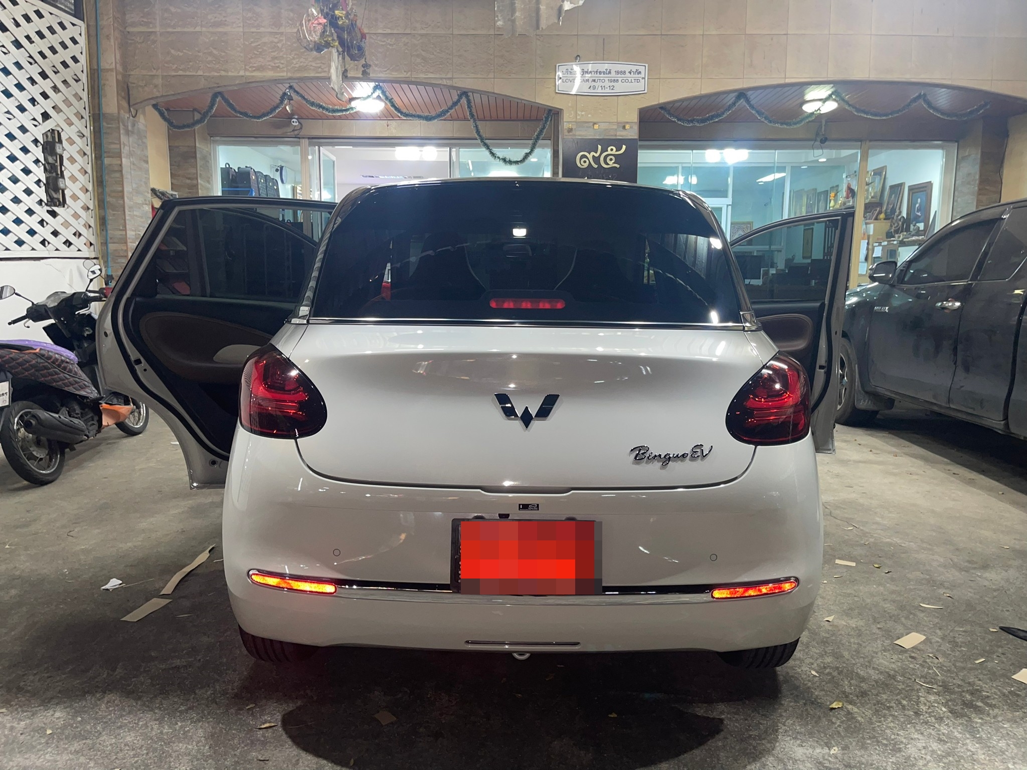 พรมรถยนต์ Wuling Bingo (วู่หลิง บิงกัว อีวีวู่หลิง บิงกัว อีวี) ปูพรมVVIP สีกาแฟด้ายทอง เต็มคัน