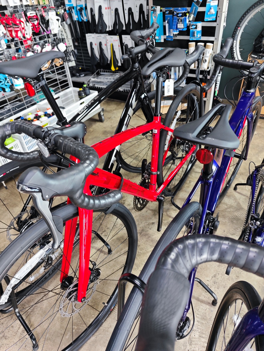 จักรยานเสือหมอบ TREK DOMANE AL2 DISC เกียร์ Shimano Claris 2*8 สปีด เฟรมอลู ตะเกียบคาร์บอน 2022