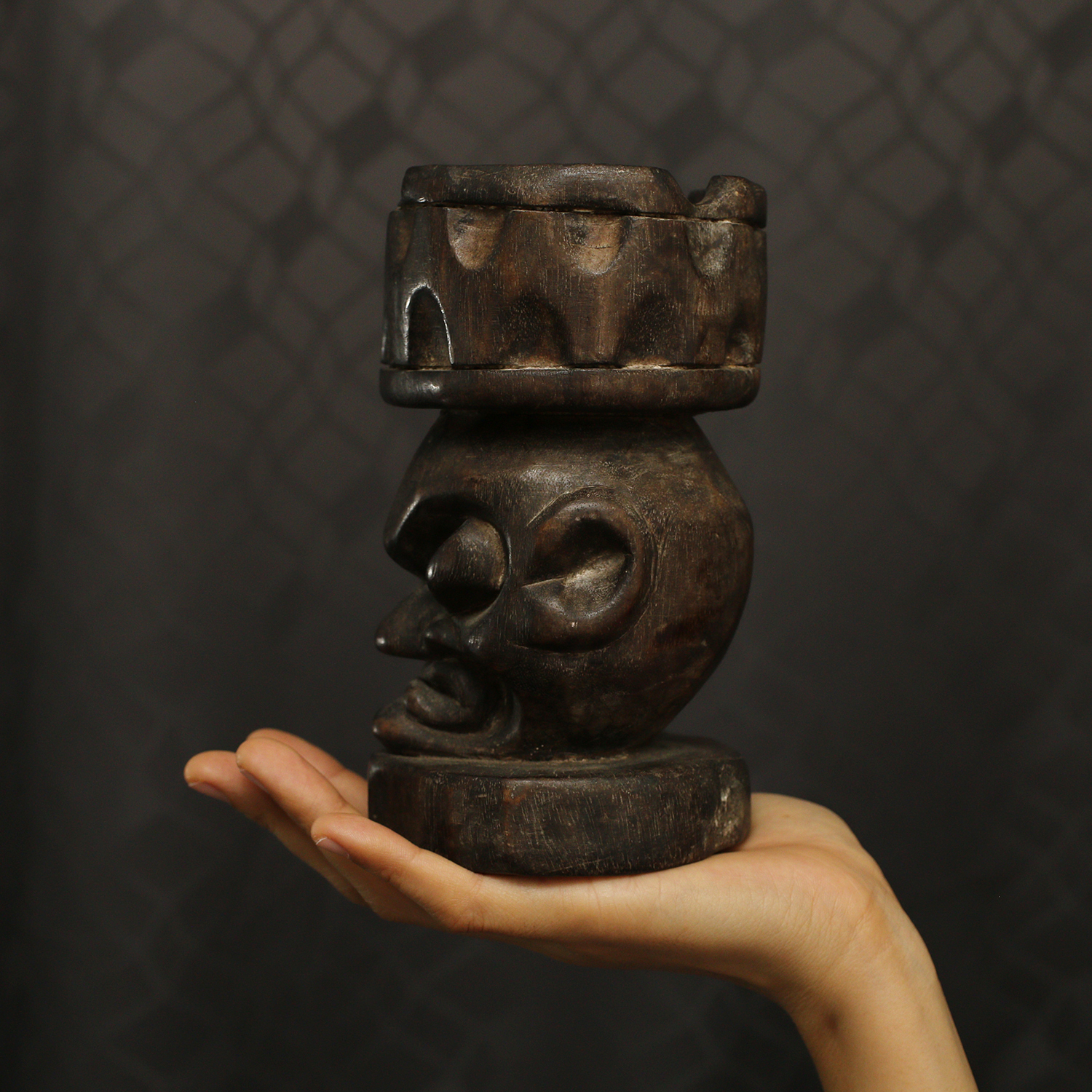 งานไม้แกะสลัก รูปหน้าคน ที่เขี่ยบุหรี่ ตั้งโชว์ สภาพเก่า สภาพดี