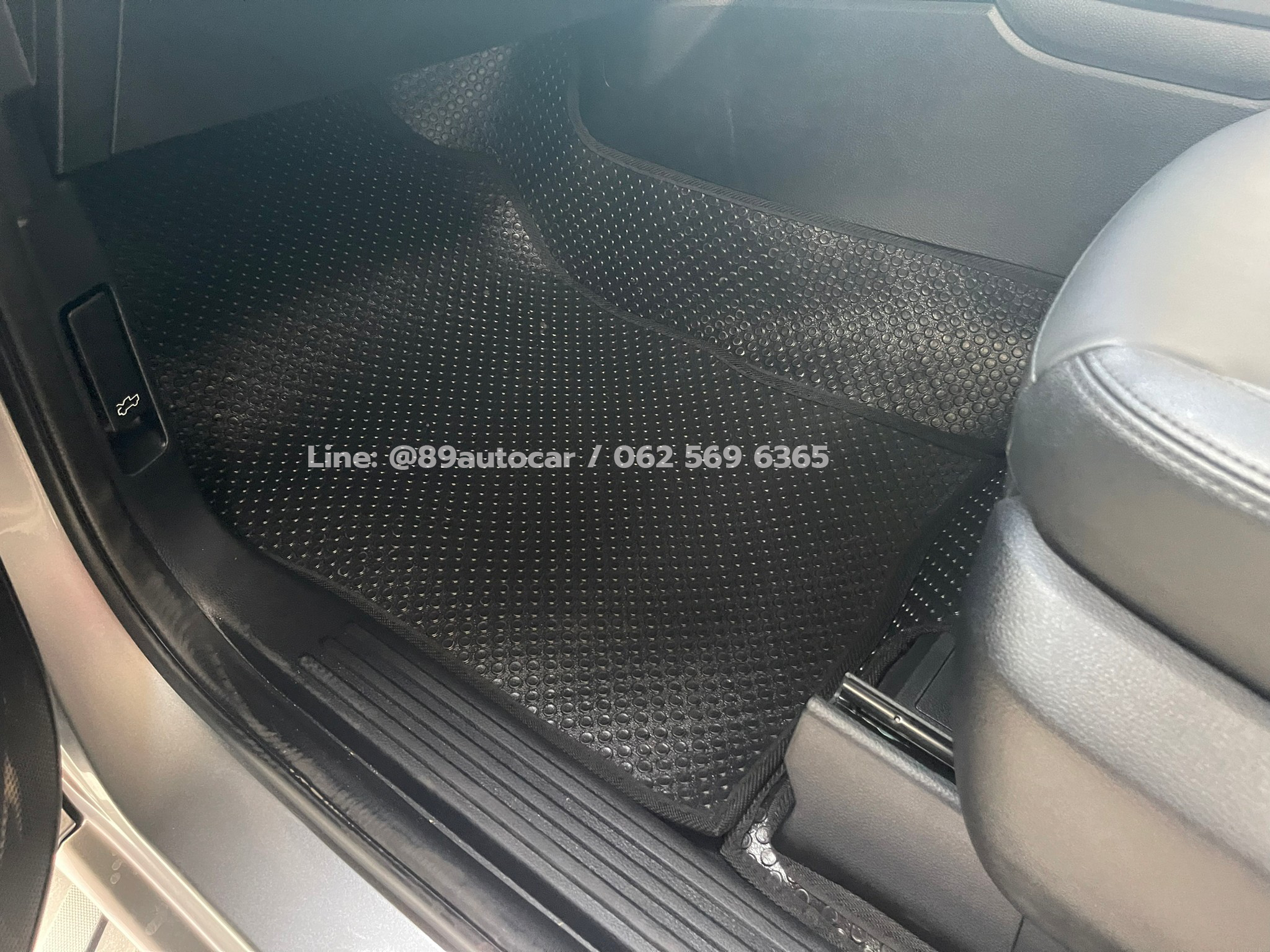 ผ้ายางปูพื้นรถยนต์ Ford Everest 2023 กระดุมเล็ก PVC สีดำขอบดำ เต็มคัน