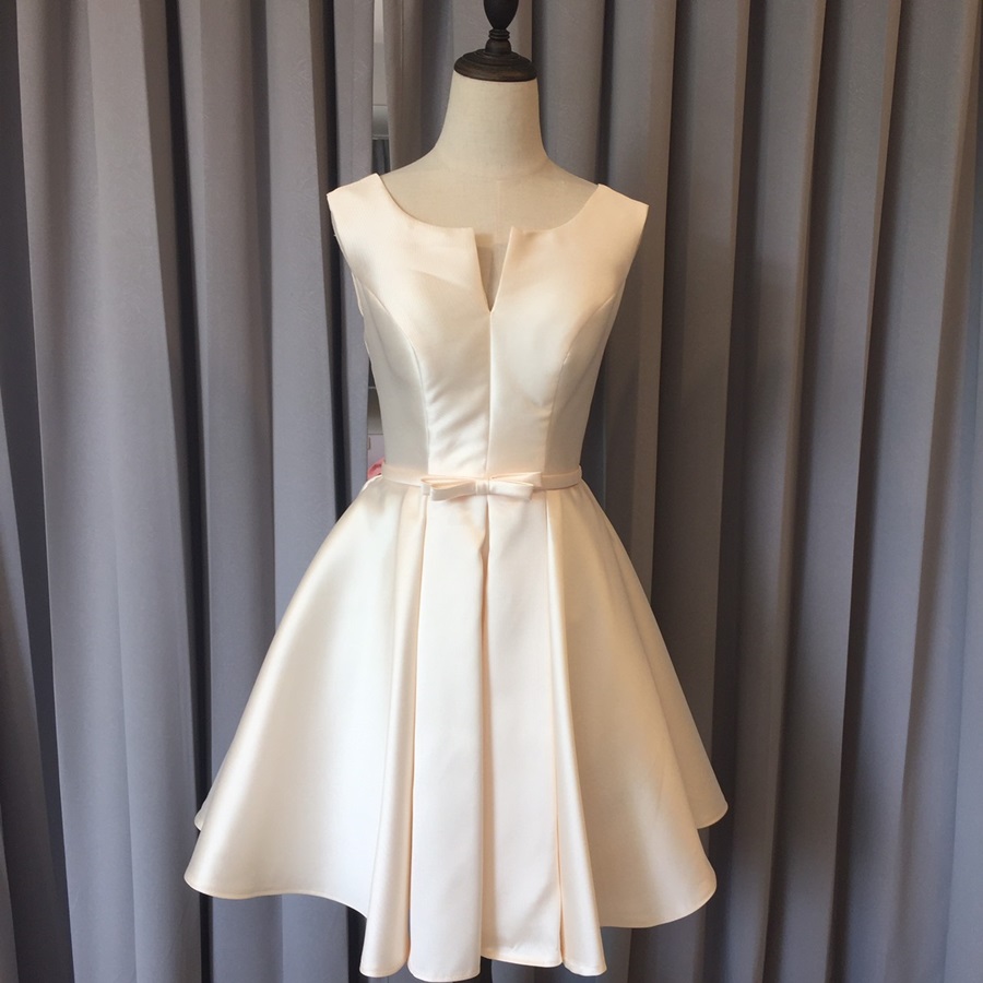 พร้อมเช่า ชุดราตรีสั้น แบบแขนกุด ผ้าซาตินเรียบหรู กระโปรงทรงA แต่งโบว์2ชั้น ช่วงเอว สีครีม Champagne (เชือกผูกหลัง)