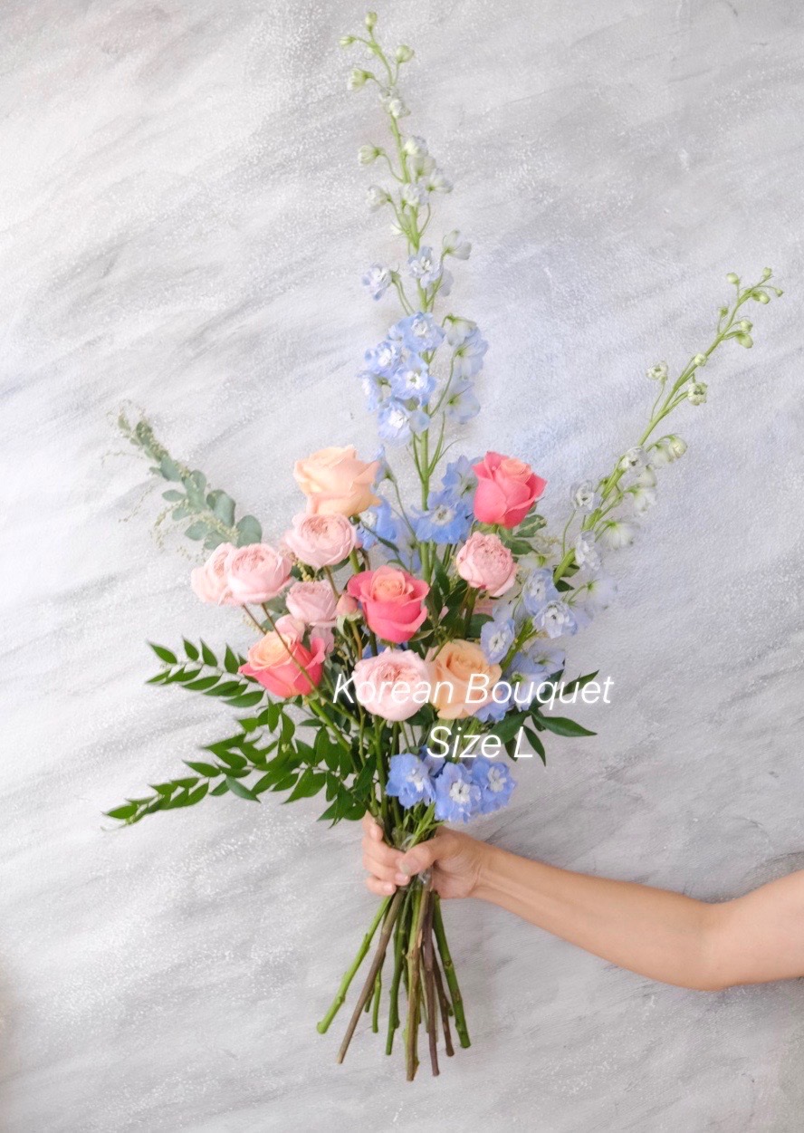 ช่อดอกไม้สดสไตล์เกาหลี Korean Bouquet Size L ดอกไม้นำเข้า โทนพาสเทล พร้อมตกแต่ง สามารถปรับเปลี่ยนดอกไม้ได้ตามงบ
