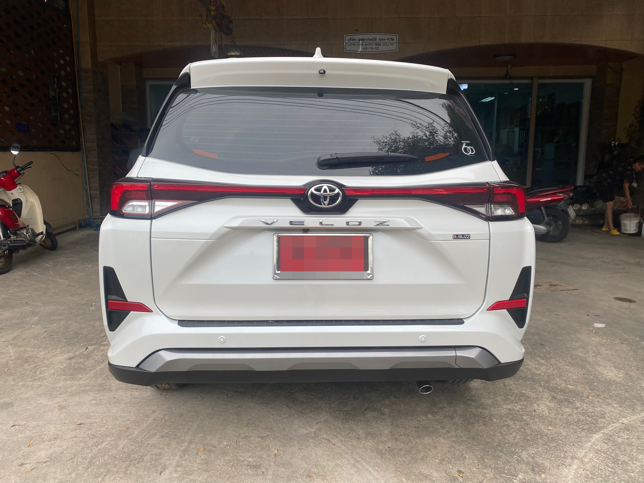 พรมรถยนต์ Toyota Veloz 2022 ปูพรมหกดี สีกาแฟ เต็มคัน