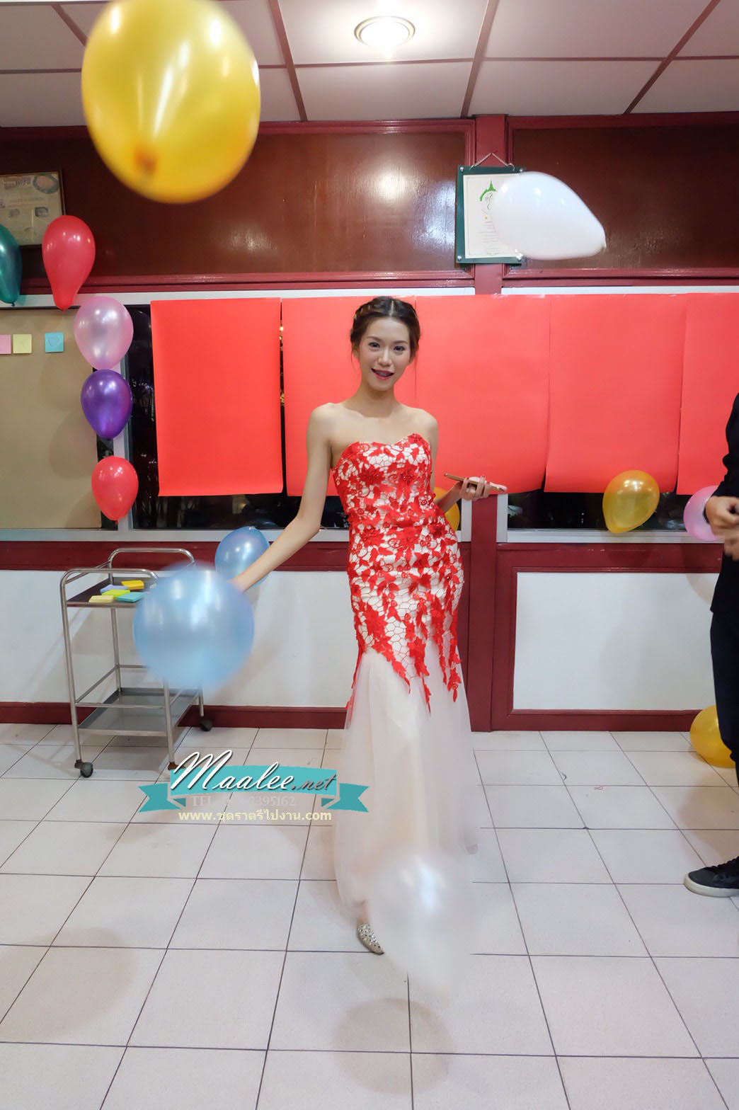 พร้อมเช่า ชุดราตรียาว สีแดง แบบเกาะอก ลายลูกไม้ ทรงหางปลาแต่งผ้าตาข่าย (เชือกผูกหลัง)