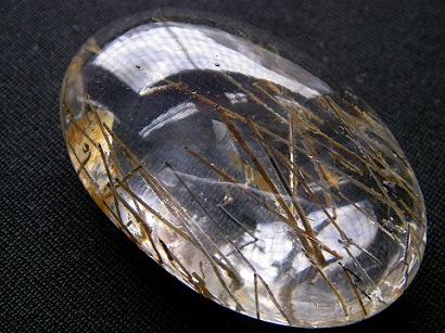 QU0024 แก้วขนเหล็กสลักเสี้ยนทอง กระจายทั่วเม็ด แก้วใสเม็ดโต เป็นผลึกคลิสตัน ธรรมชาติล้วนๆ กว่าจะบ่มเพาะได้เป็นล้านปี ขนาดแก้ว 28.62x43.02x14.02 mm.