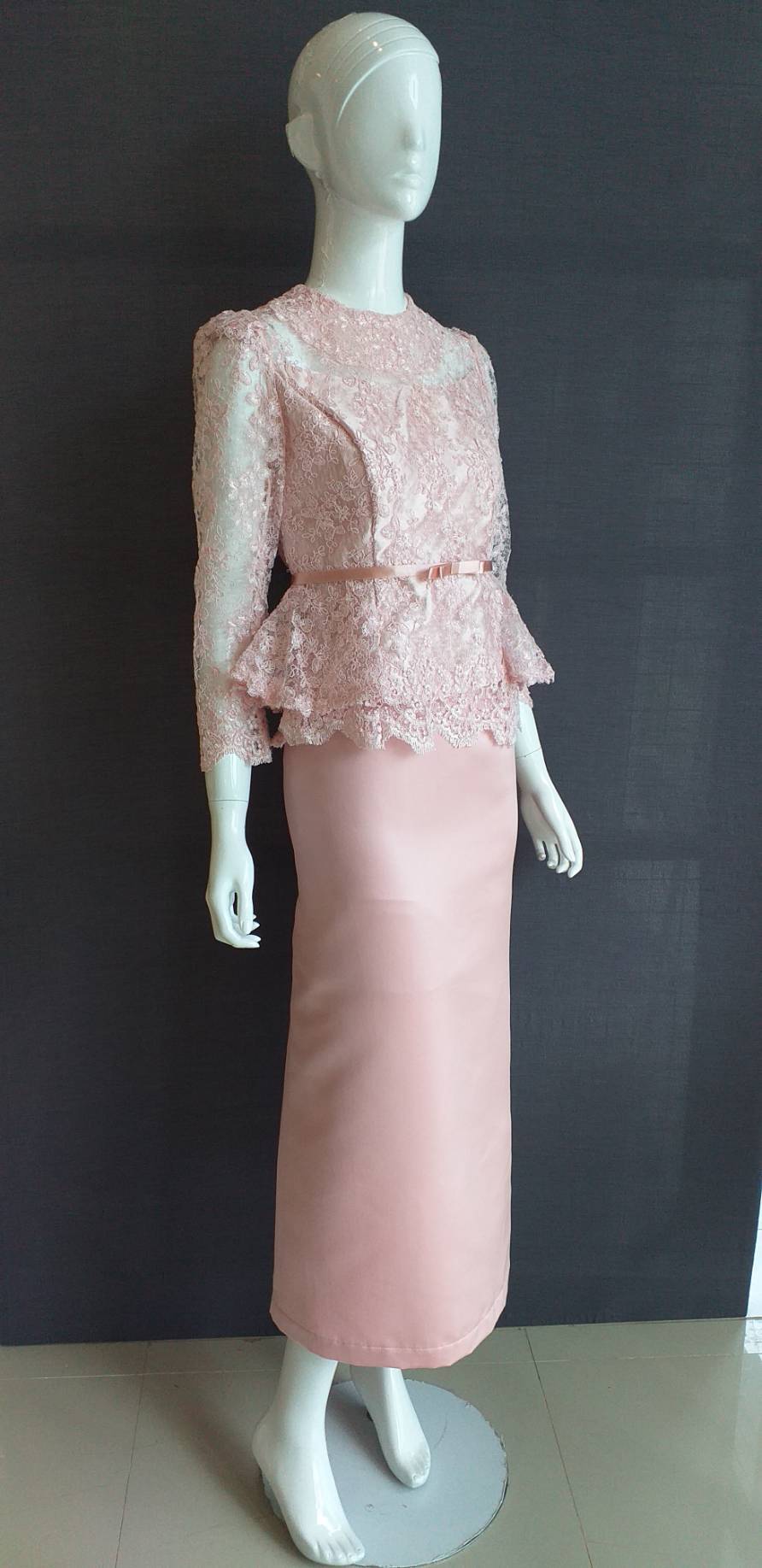 พร้อมเช่า ชุดไทยคุณแม่ เสื้อลูกไม้ ผ้าซิ่น แยกชิ้น เรียบหรู สีชมพูสวยหวาน