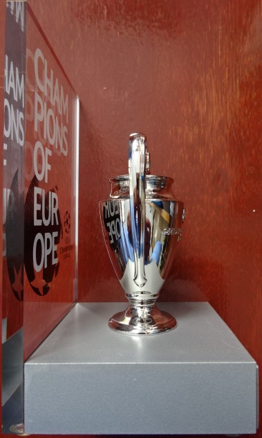 โมเดลถ้วยรางวัลฟุตบอล การแข่งขันฟุตบอลยูฟ่า แชมป์เปี้ยน ลีก - UEFA CHAMPIONS LEAGUE 3D TROPHY on an ACRYLIC PEDESTAL - สโมสรน็อตติ้งแฮม ฟอเรสต์ ราชันย์แห่งยุโรป 1979 และ 1980 ใหม่ / UEFA CHAMPIONS LEAGUE International Football Tournament Football Trophy M