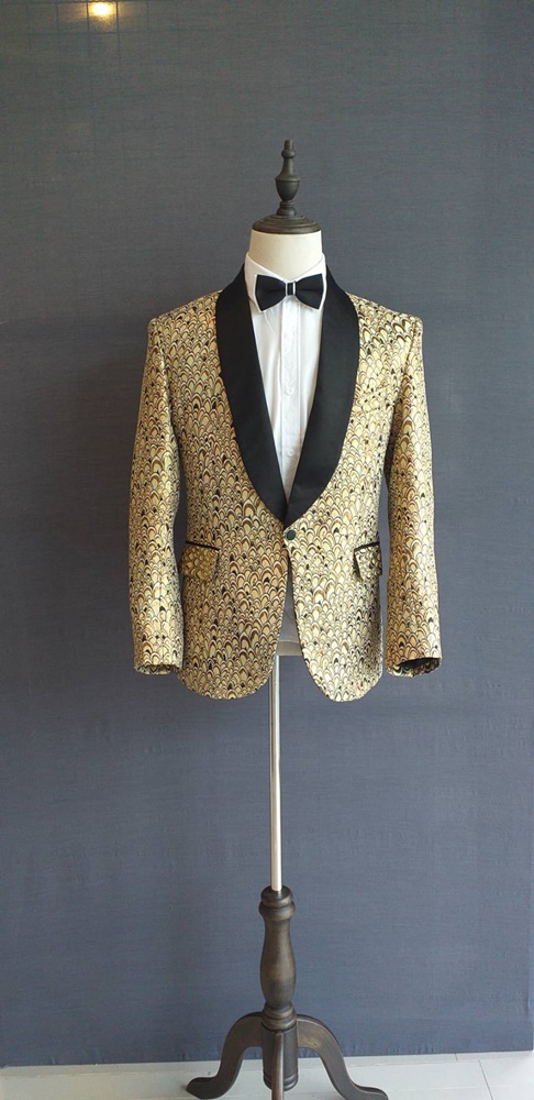 พร้อมเช่า ชุดสูท เสื้อสูทชาย สีทอง ปกทักซิโด้ ทอลาย3มิติ กับกางเกงสีดำ