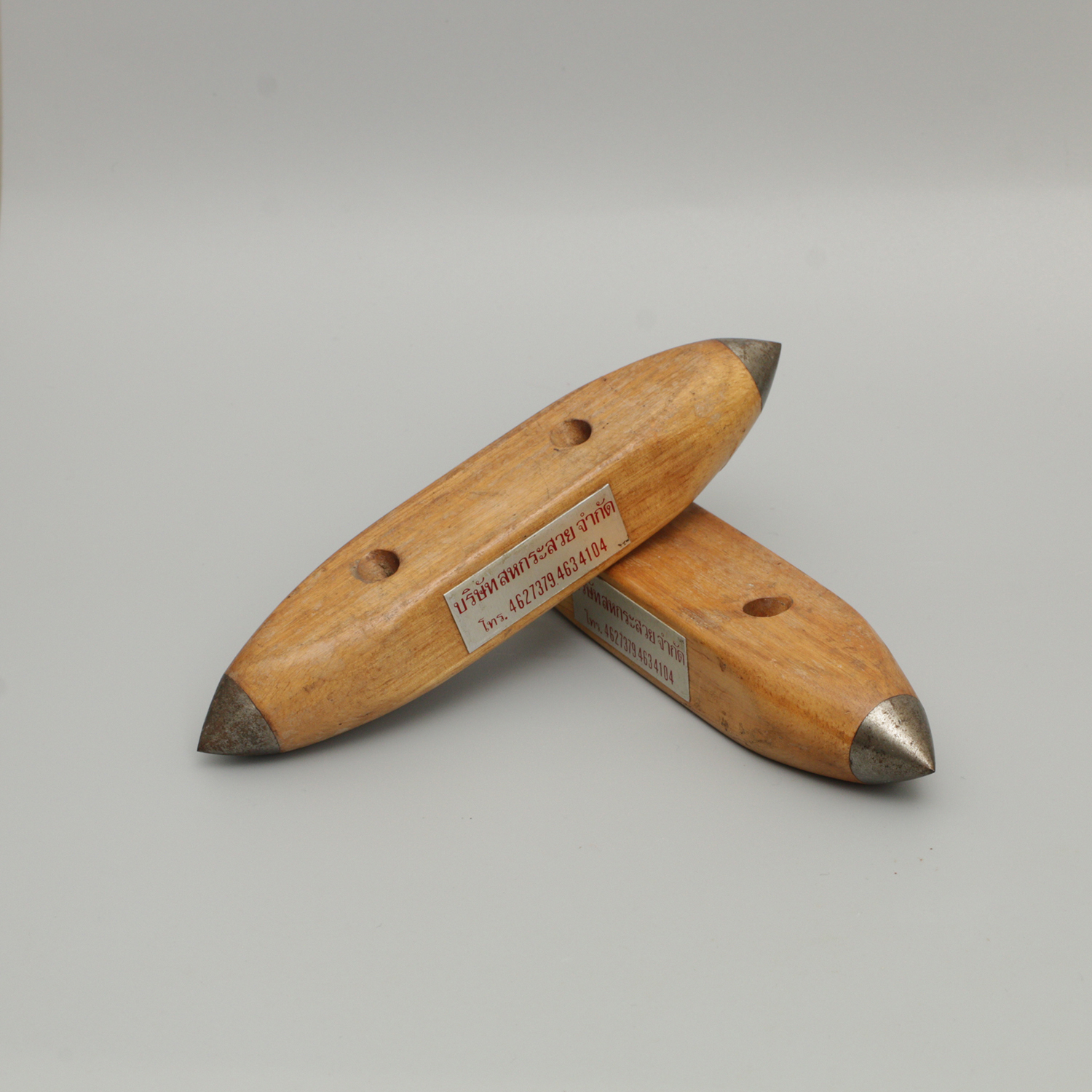 ที่เสียบปากกา รูปทรง กระสวยไม้ งานเก่า ของ บริษัท สหกระสวย จำกัด