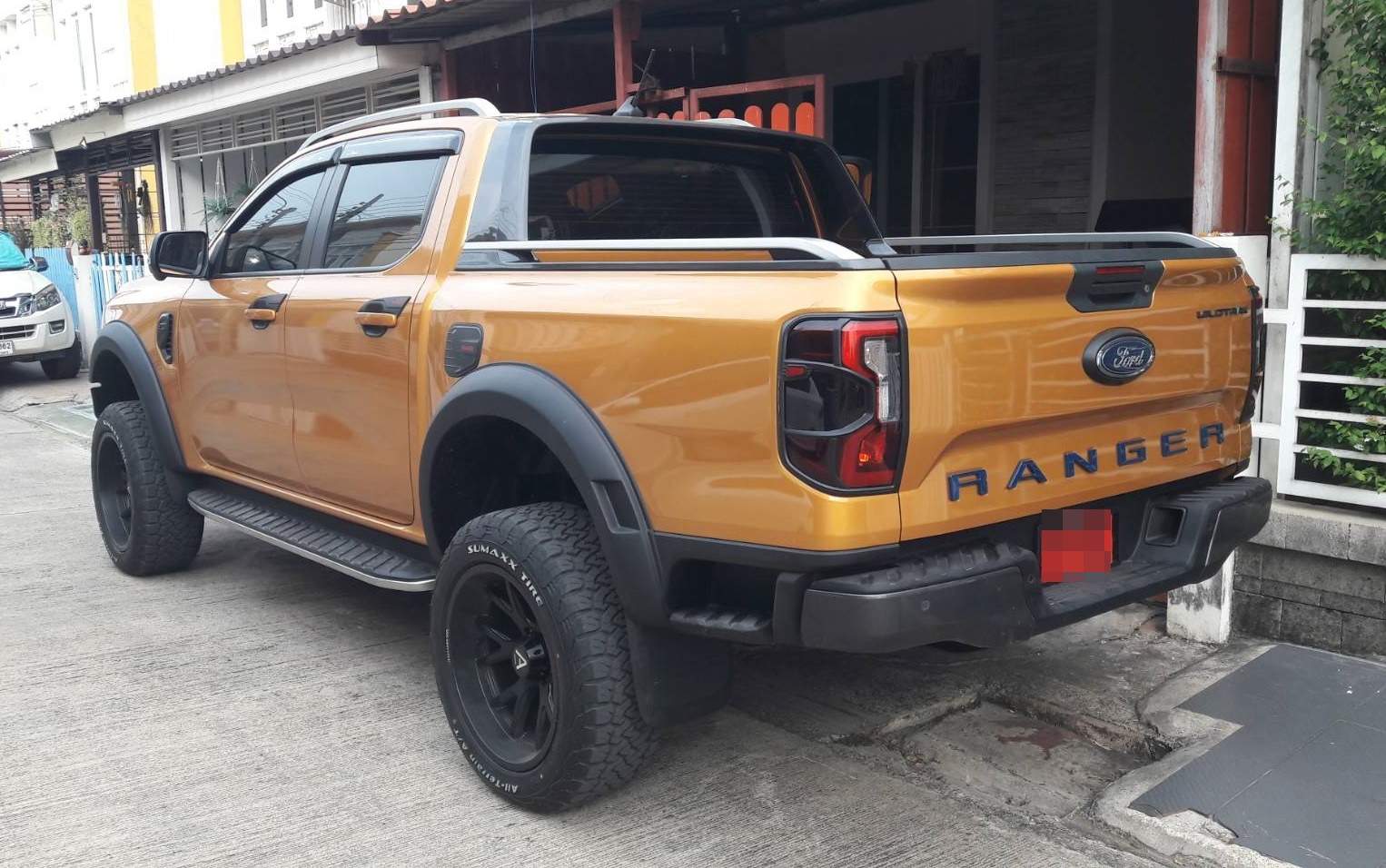 พรมปูพื้นรถยนต์ Ford Ranger 4 ประตู 2023 (ฟอร์ด เรนเจอร์) ปูพรมvvip สีส้มด้ายทอง