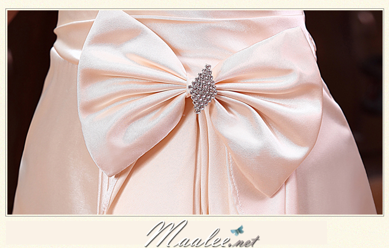 พร้อมเช่า ชุดราตรียาว ไหล่เฉียง สีน้ำเงิน ปักเลื่อมไล่สี จับจีบแต่งโบว์ช่วงเอว ประดับดอกไม้สวยหวานบนไหล่