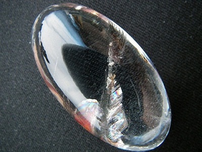 QU0025 แก้วเข้าแก้วเกาะติดแก้วขนเหล็กมัดเกลียวแพรพริ้วกระจายแผ่ปลาย ในเนื้อแก้วพาดกลางเม็ด ขนาดเม็ดแก้ว 21.68x39.97x13.9 mm.นน. 86.28 ct.