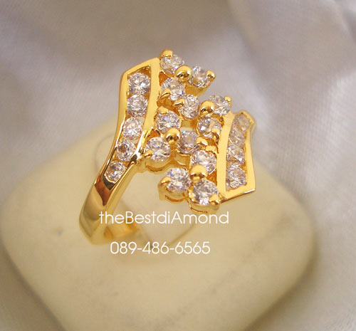 BR520+++แหวนหนีบ เพชรกระจุกตรงกลาง+++แบบสวยมากๆๆ ประกบด้วยเพชรแถว 2 แถววางเอียง ตรงกลางวางเพชร 3เม็ดเป็นกลุ่มๆ ดูทันสมัยมากๆ เพชรเล่นไฟวิ๊งๆมากเลยค่ะ