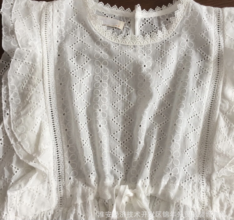 เสื้อแขนกุดผ้าลูกไม้แต่งแขนระบาย
