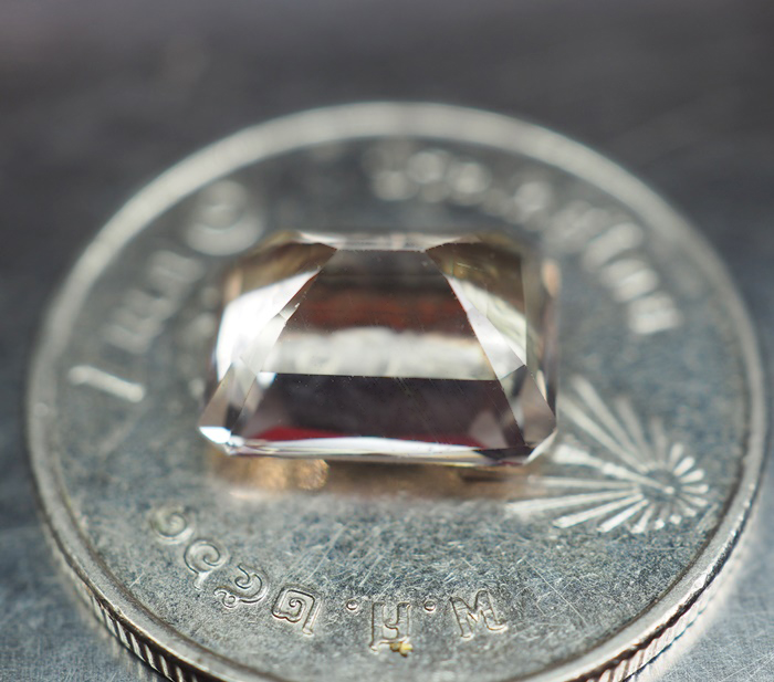 สคาโพไลท์สีเหลืองอ่อน (Scapolite) 2.35 กะรัต