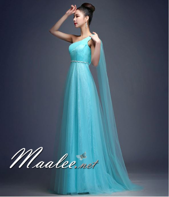 พร้อมส่ง ชุดราตรียาว ไหล่เฉียงทิ้งชายด้านหลัง เนื้อผ้าลูกไม้คลุมผ้าตาข่าย เอวปักมุกสวย สีฟ้า