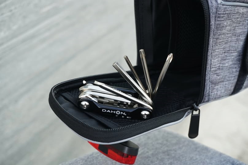 DAHON กระเป๋าใต้อานจักรยาน ของแท้ กันน้ำได้ Saddle bag ติดตั้งง่าย พร้อมแถบสะท้อนแสง