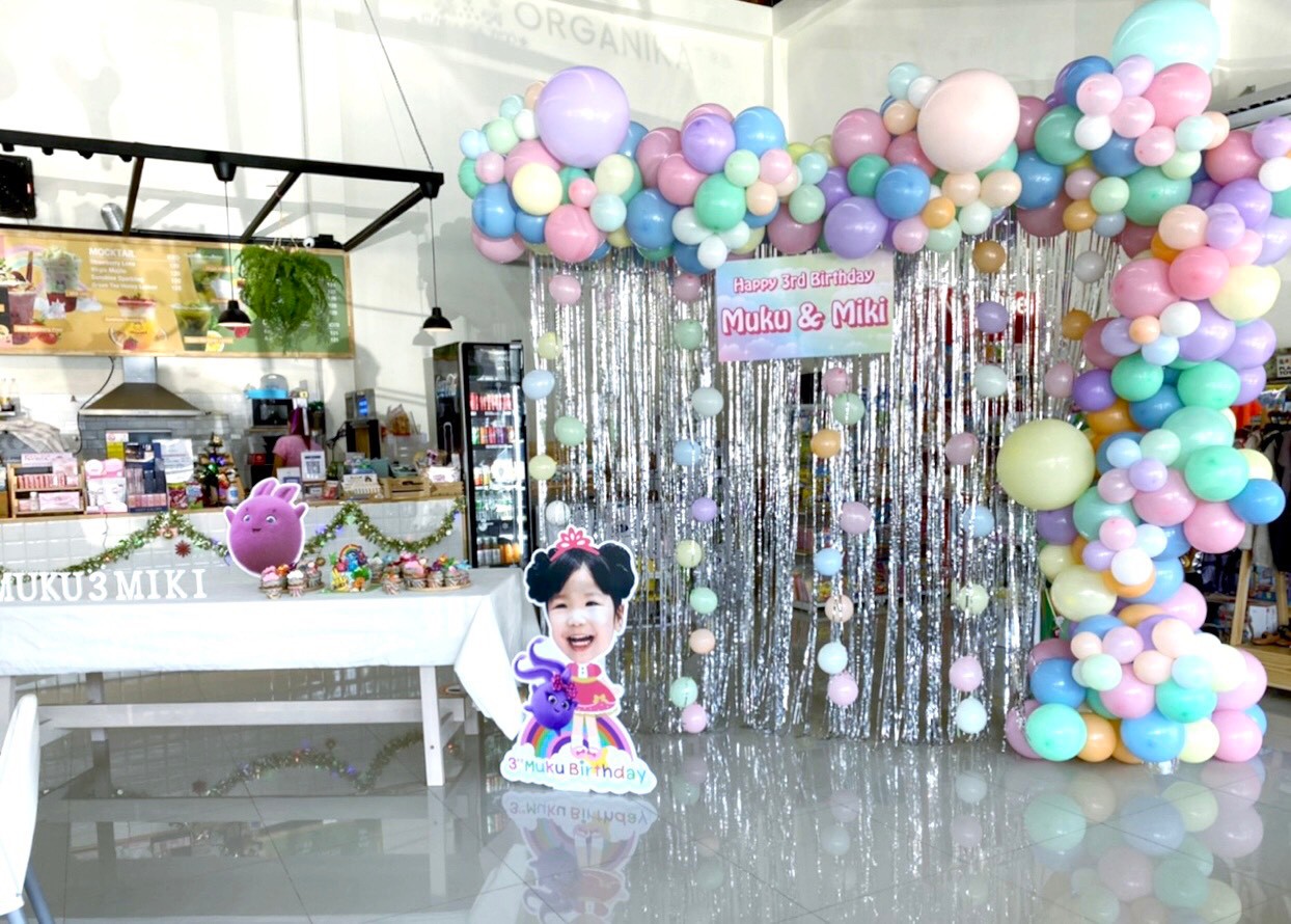Backdrop วันเกิดเด็ก ขนาด 3x2 พร้อมตกแต่ง ช่อลูกโป่งหลากสี ราคาโทรสอบถาม สามารถเปลี่ยนสีลูกโป่งได้