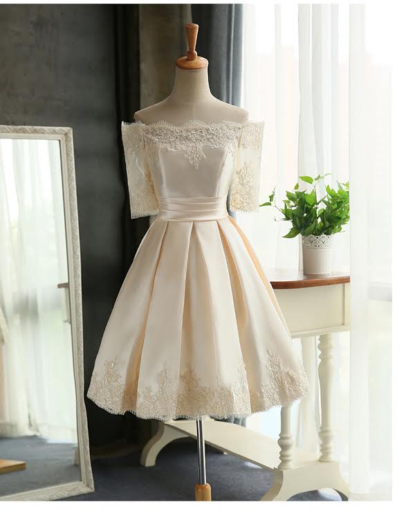 พร้อมเช่า ชุดราตรีสั้น แบบไหล่ปาด แขนยาว ผ้าซาติน แต่งลูกไม้สวยหรู สีครีม (เชือกผูกหลัง)