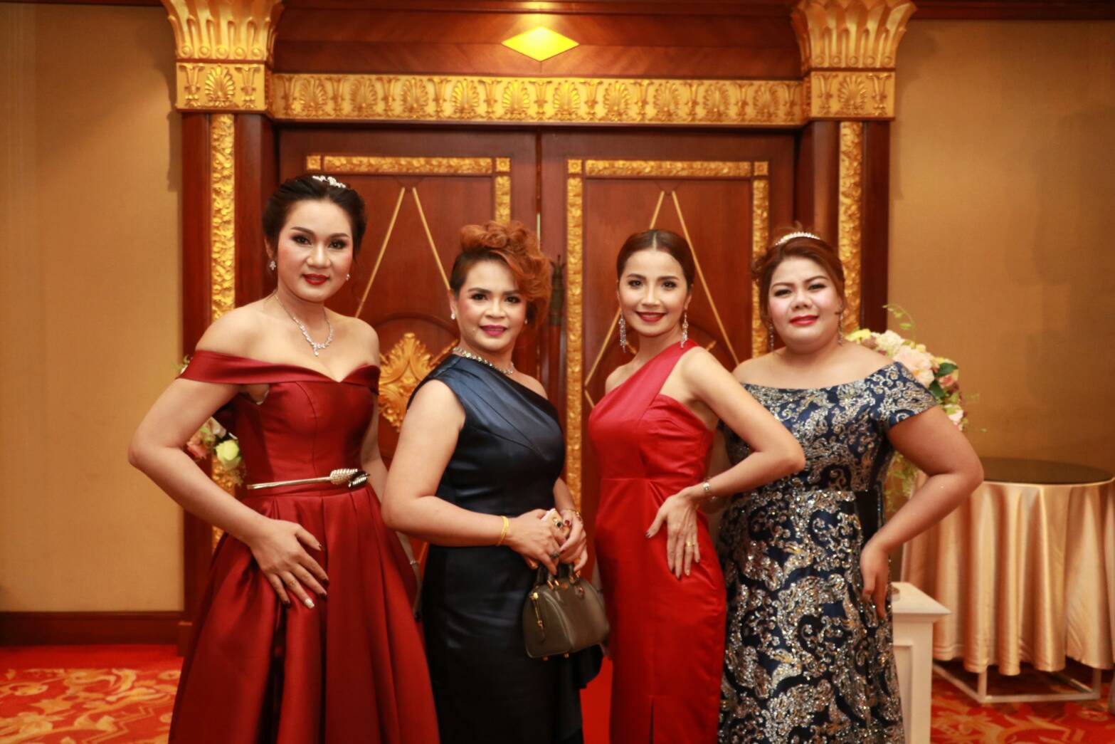 พร้อมเช่า ชุดเดรสเข้ารูป ผ่าหน้าขา ผ้า silk polyester คัตติ้งเฉียบ สีแดง