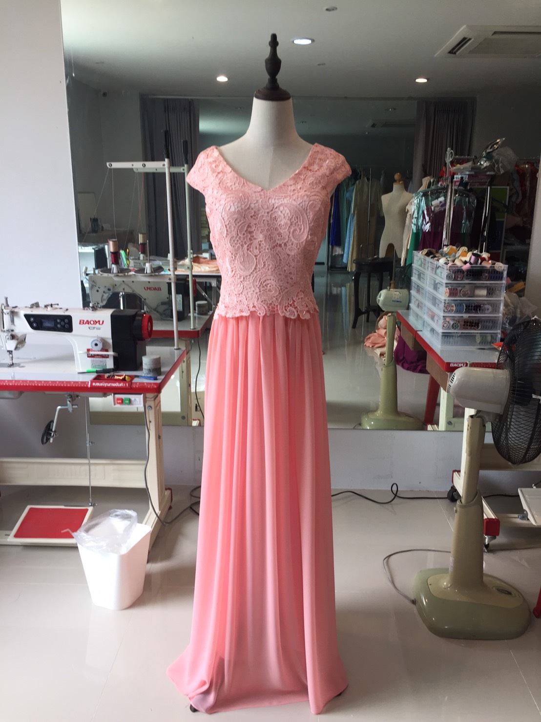 พร้อมส่ง ชุดราตรียาว สีพีช โอโรสอ่อน แต่งลูกไม้ฉลุ กระโปรงผ้าชีฟองพลิ้วสวย