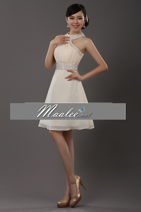 พร้อมเช่า ชุดราตรีสั้น คล้องคอ เว้าไหล่ สีขาว ปักเลื่อมละเอียดช่วงอก คอและเอว