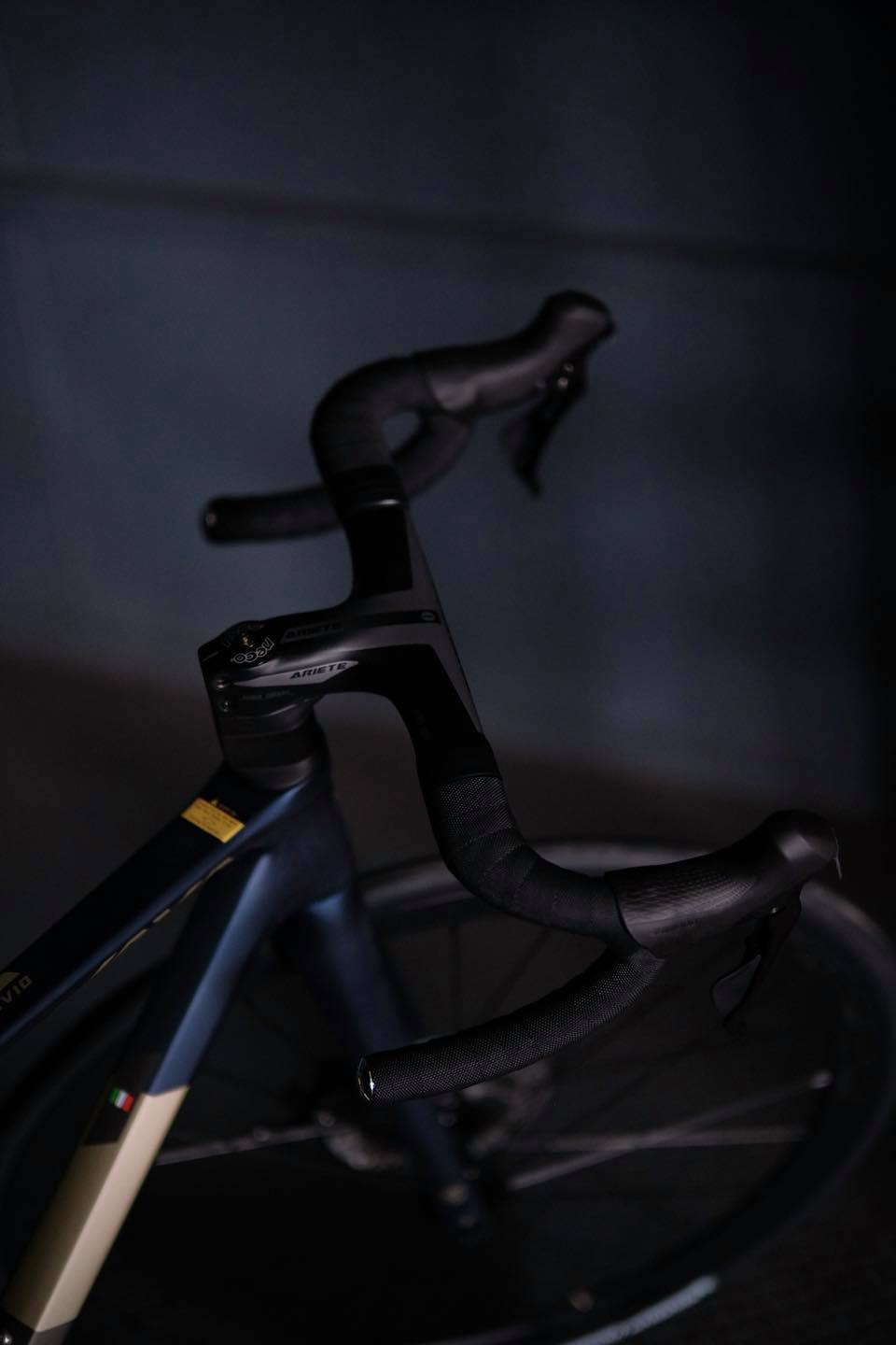 จักรยานเสือหมอบ JAVA VESUVIO DISC 22 สปีด เฟรมคาร์บอน แฮนด์อินทิเกรด ชุดเกียร์ 105 ล้อ 700c 2022