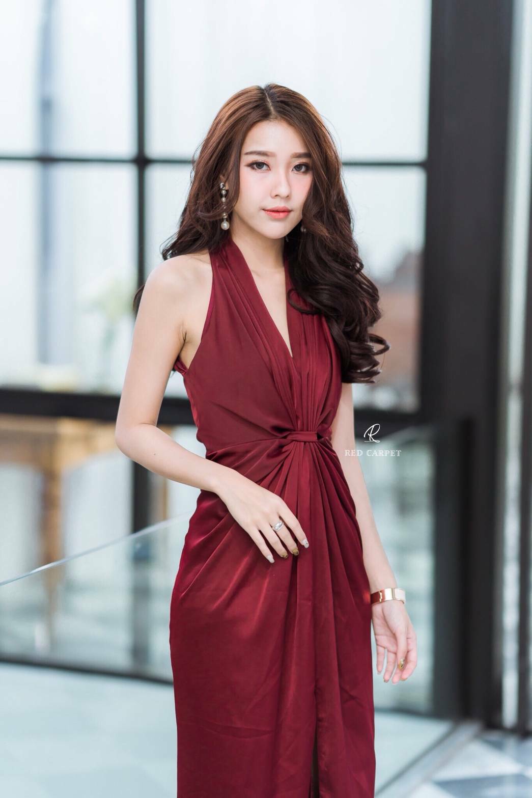 พร้อมเช่า ชุดราตรียาว ชุดเดรส แนวคล้องคอ จับเดรปหน้า สีแดงเบอร์กันดี สีไวน์แดง