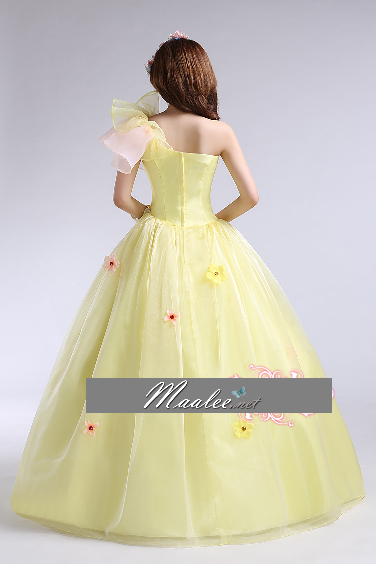 พร้อมเช่า ชุดแฟนซี ชุดราตรียาว สีเหลืองอ่อน ไหล่เฉียง แต่งระบายผ้าแก้ว และดอก Peony