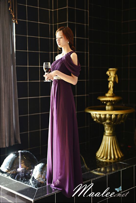 พร้อมเช่า ชุดราตรียาว เกาะอกไหล่เดียว อกจับจีบ เปิดไหล่ซ้ายแบบเปรี้ยว ปักเลื่อมช่วงเอว สีม่วง