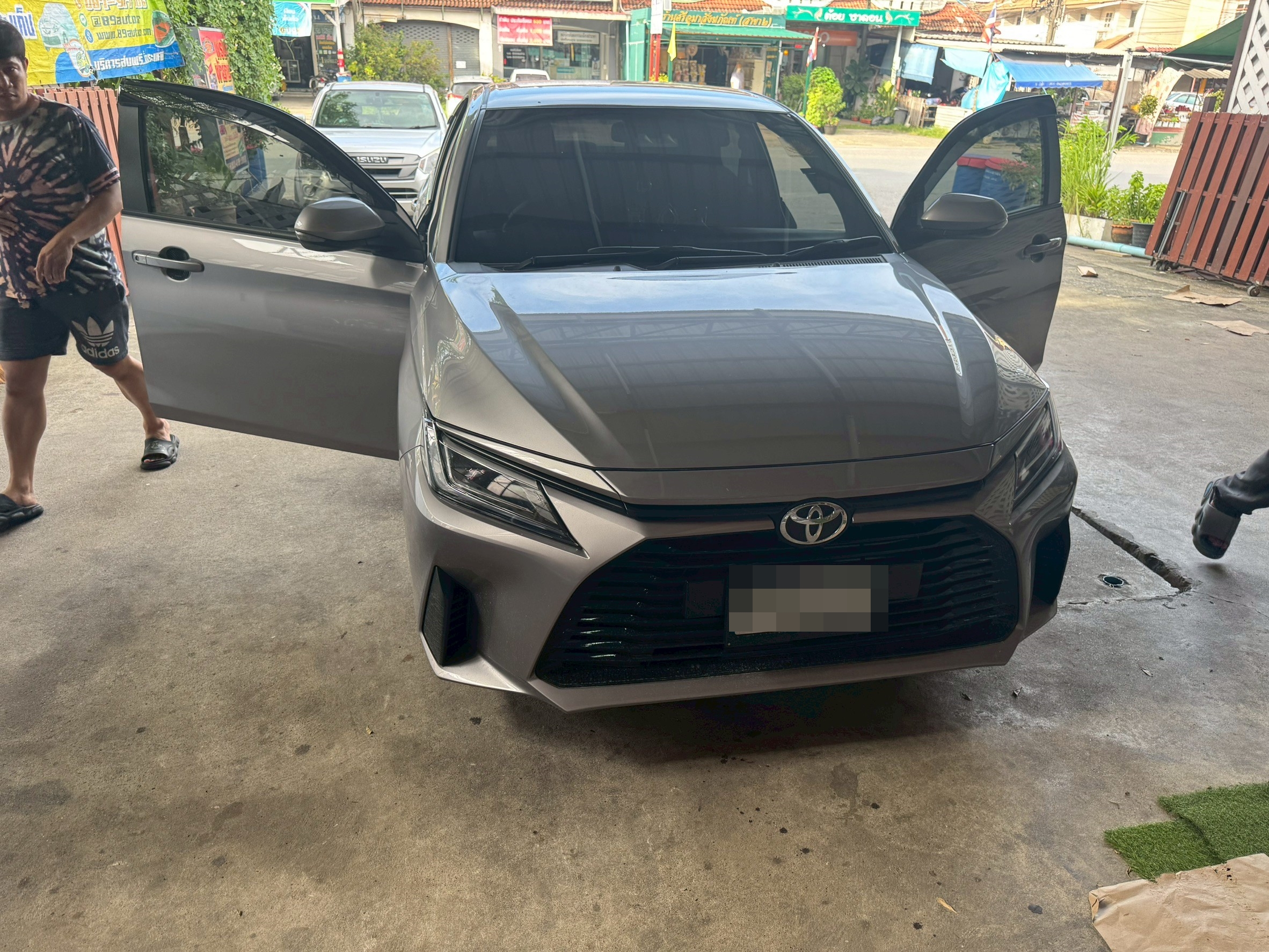 พรมปูพื้นรถยนต์ Toyota Yaris Ativ 2024 พรมVVIP ด้ายคู่ สีดำด้ายดำ + ท้าย เต็มคัน