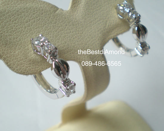 BE908RD++ต่างหูห่วงเพชร 3 เม็ด+++แบบเรียบๆแต่ดูดี ไม่มี out แบบยอดนิยม เพชรแวววาว ไม่เล้กไม่ใหญ่เกินไป