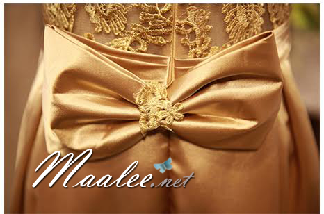 พร้อมเช่า ชุดราตรียาว แขนสามส่วน สีทอง อกแต่งลูกไม้ กรโปรงเนื้อผ้ามัน คาดเอวคริสตัล เพิ่มเข็มกลัดโบว์ช่วงหลัง