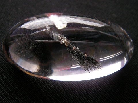 QU0025 แก้วเข้าแก้วเกาะติดแก้วขนเหล็กมัดเกลียวแพรพริ้วกระจายแผ่ปลาย ในเนื้อแก้วพาดกลางเม็ด ขนาดเม็ดแก้ว 21.68x39.97x13.9 mm.นน. 86.28 ct.