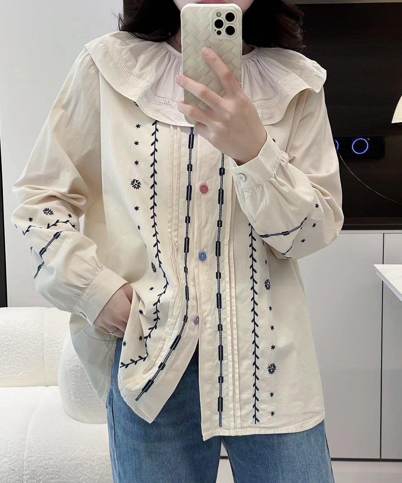 เสื้อผ้าฝ้ายลายปักแต่งคอระบาย