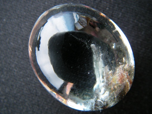 QU0011 QUARTZ แก้วปวก แซมด้วยแท่งแร่แทงชี้ขึ้นกลางเม็ด ขึ้นปกคลุมด้วยปุยแก้วขนเหล็กในเนื้อแก้ว ขนาดแก้ว 21.40 x 25.92 x 13.00 mm. นน. 50.68 ct