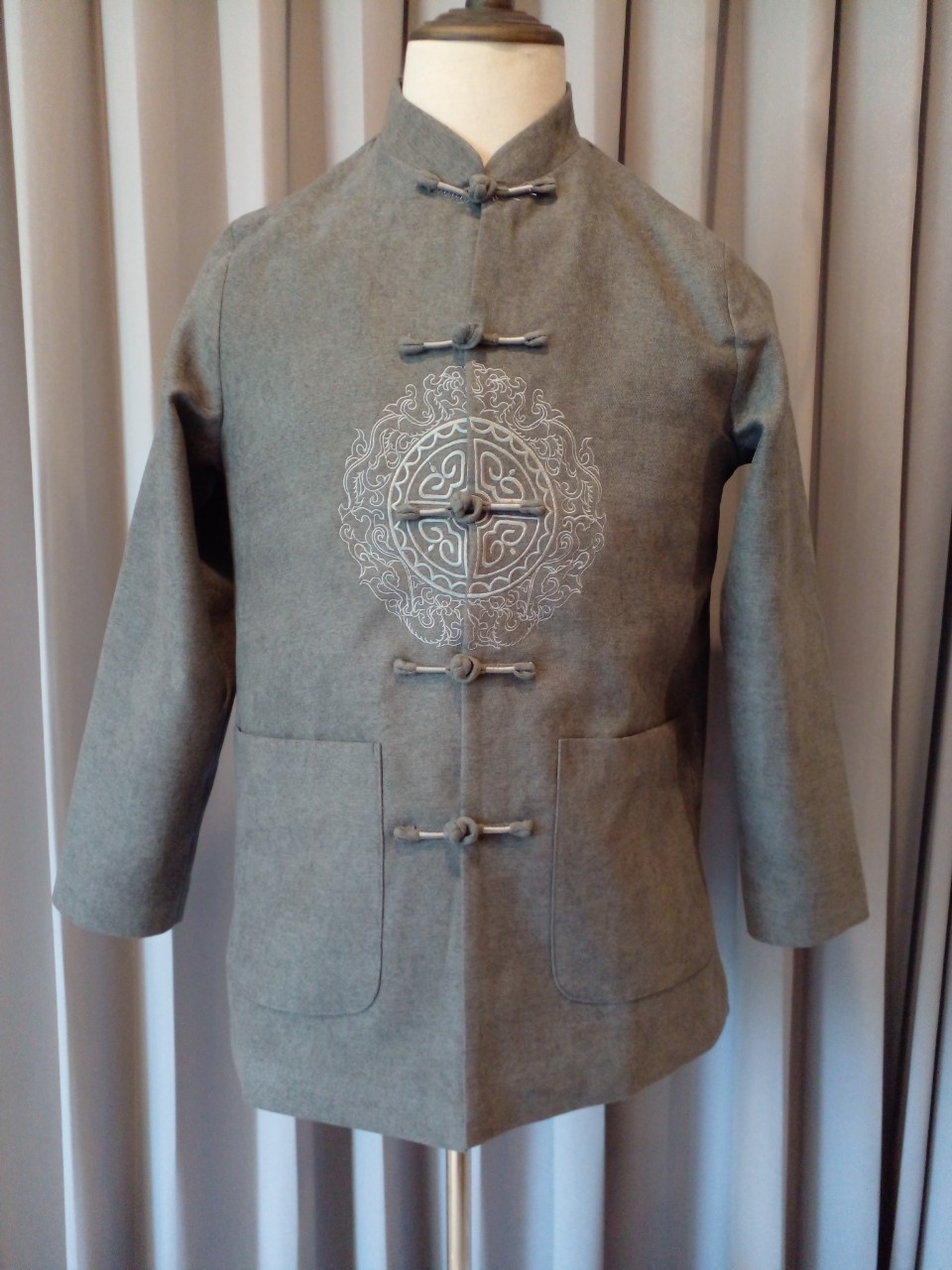 พร้อมส่ง ชุดจีน ชาย เสื้อคอจีน ผ้าไหมจีน สีเทา กระดุมหน้า (L)