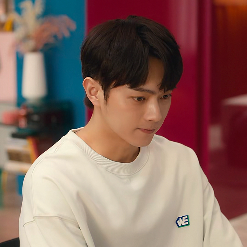 เสื้อสเวตเตอร์ สีขาว แบบ สวีข่าย ในซีรี่ย์ กฎล็อกลิขิตรัก