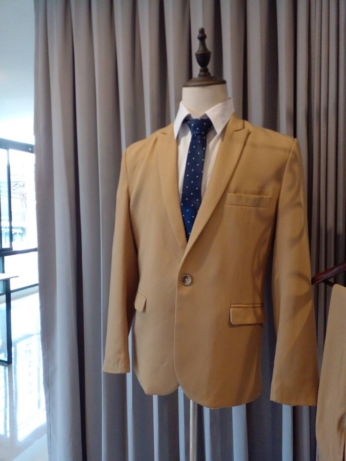 พร้อมเช่า ชุดสูทชาย สีน้ำตาลทอง รุ่นกระดุมเดียว เนื้อผ้าเบาใส่สบาย