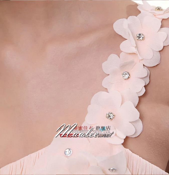 พร้อมส่ง ชุดราตรียาว ไหล่เดียว สีครีม Champagne คอเว้าหัวใจ แต่งช่อดอกไม้สวยยาวจากไหล่ถึงเอว