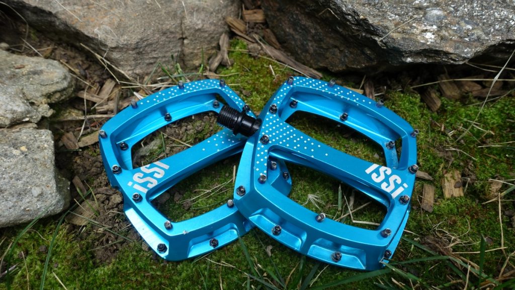 บันได ISSI Stomp XL FLAT PEDAL Maximum traction on the trail มีสีฟ้าและเขียว แป้นใหญ่