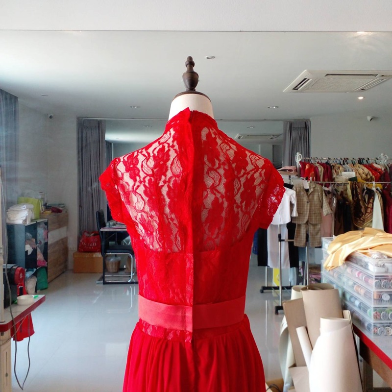 พร้อมส่ง ชุดราตรียาว ลูกไม้หวาน แขนสั้น แต่งเอวดอกไม้ กระโปรงผ้าชีฟอง สีแดง