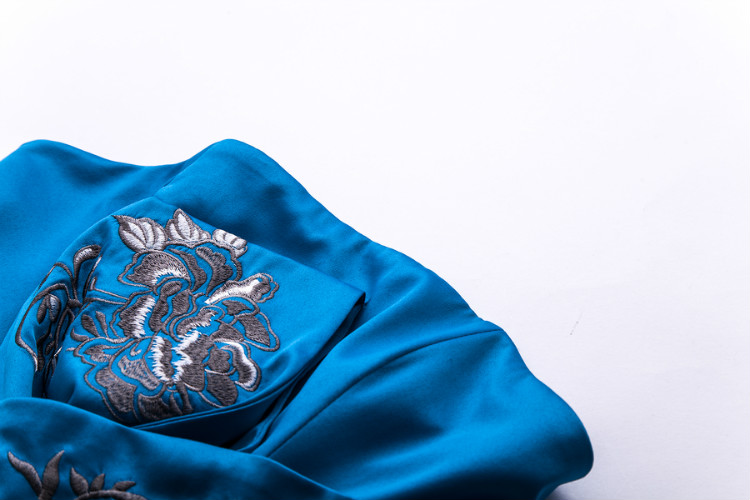 พร้อมส่ง ชุดราตรีสั้น เกาะอก Karen สีน้ำทะเล ปักดอกสีเงิน จับเดรปด้านหน้า (เหลือเฉพาะไซส์ S)