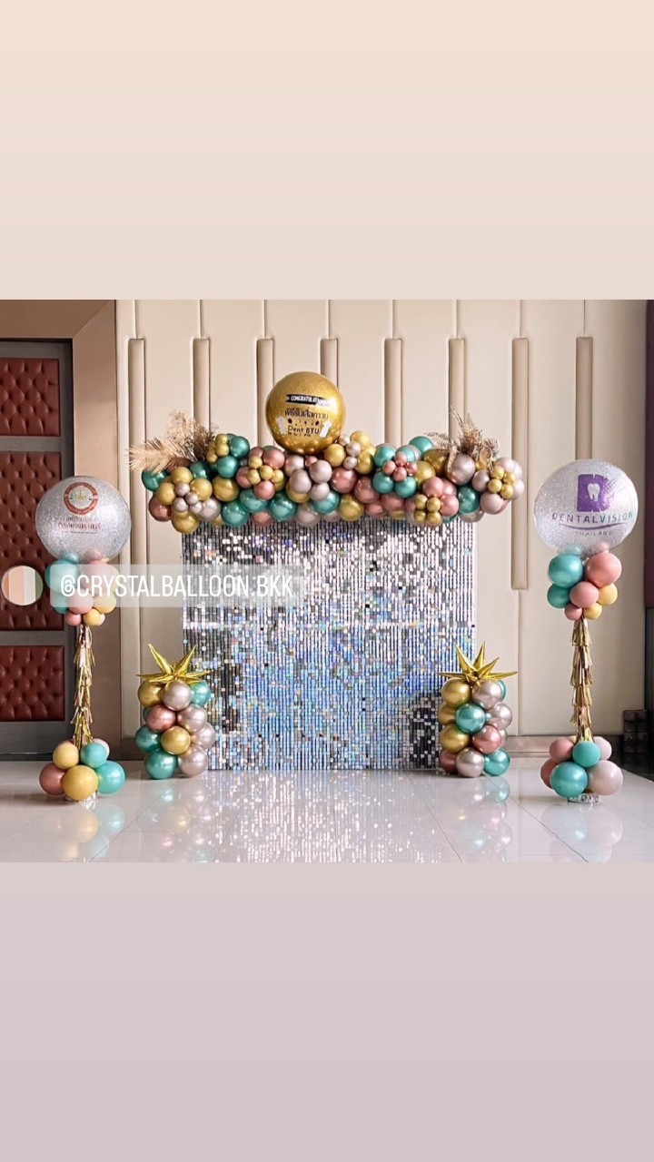 Organic Backdrop เปิดงาน ฉากวิบวับ สีเงิน ขนาด 2.4x2.4 พร้อม เสาลูกโป่ง Bubble ขนาด 36" กลิตเตอร์สีเงิน 2 เสา พร้อมตกแต่ง สามารถเปลี่ยนสีลูกโป่ง/เปลี่ยนข้อความได้